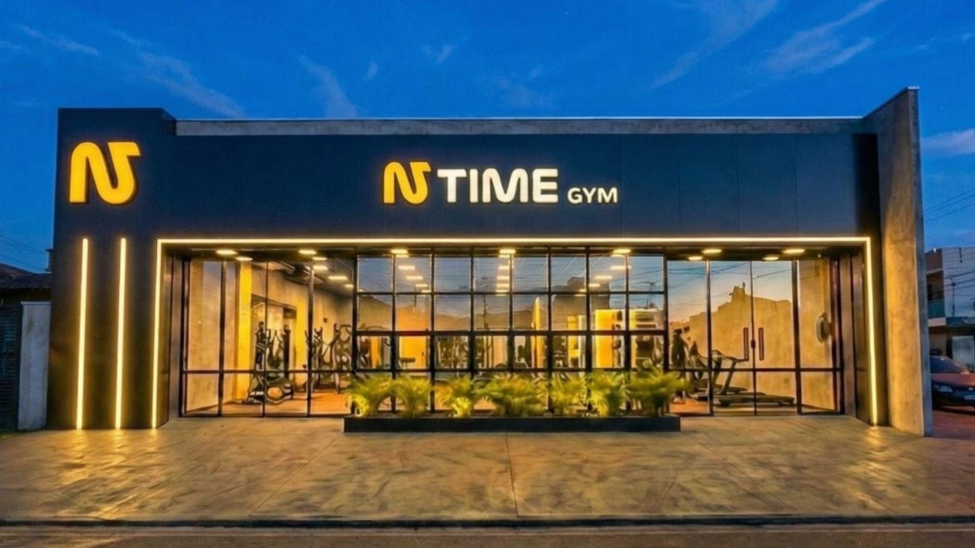 Unidade N Time com fachada iluminada